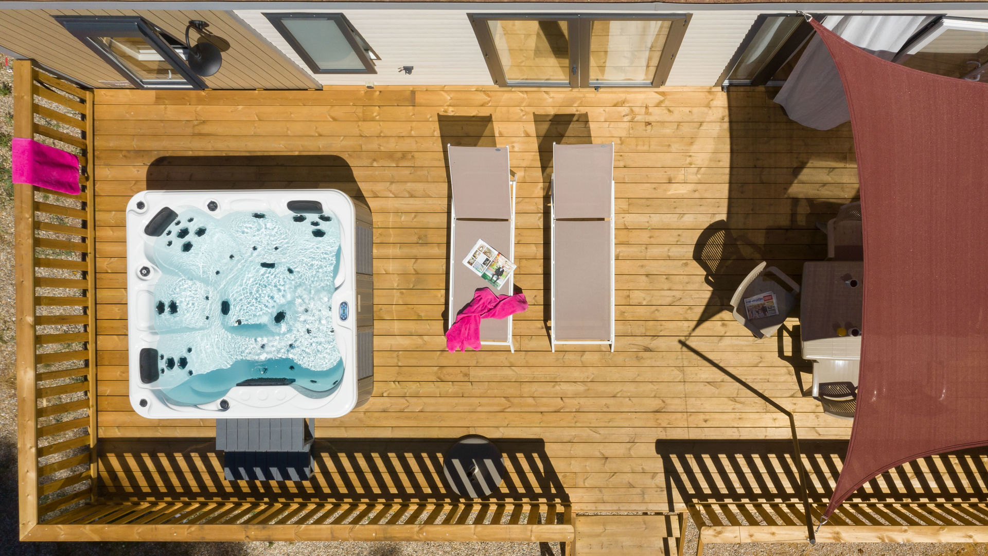 Jacuzzi on the wooden deck of the Master Zen mobile home in Fréjus
