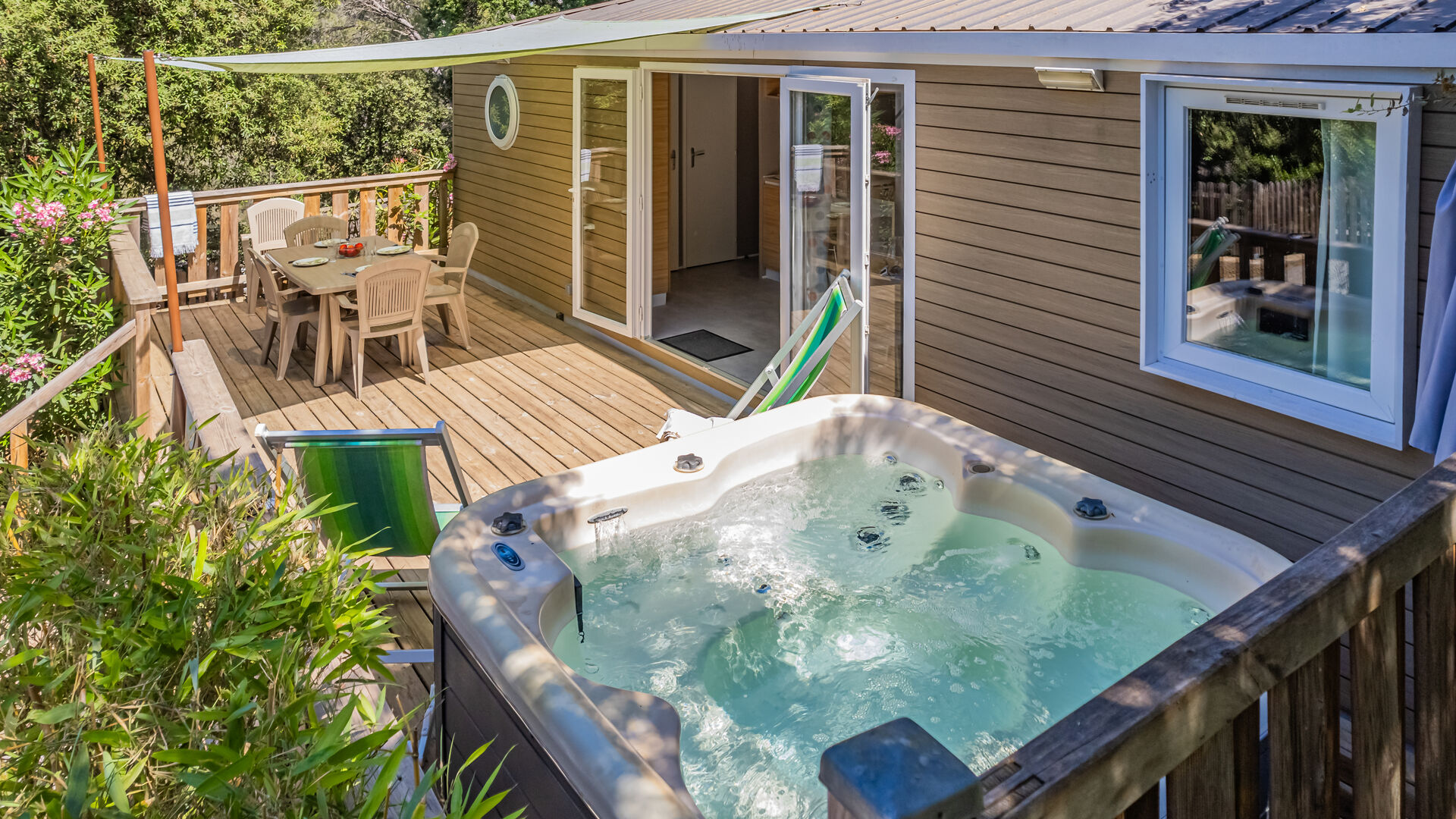 Private spa on the terrace of the Zen mobile home in Fréjus